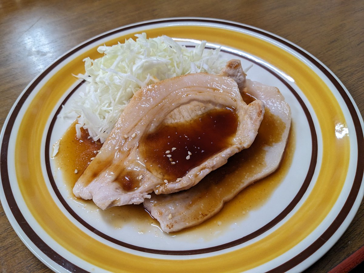 kCDR0sMOoEiPNm5's tweet photo. 一泊二食付き5,000円の夕食でこれって凄くない？？？ https://t.co/cRcXLzk5uH