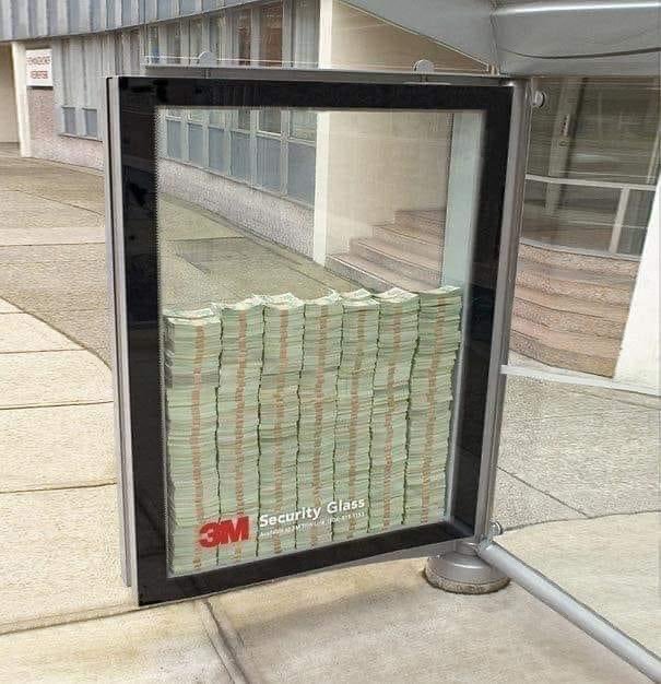 En Canadá, la empresa 3M, conocida por producir vidrios a prueba de balas, colocó una vitrina con 3 millones de dólares en una parada de autobús. 

El desafío era claro: 'Si logras romper el vidrio, te llevas el dinero'.

En mi amado México si lo pones en Ecatepec o en Iztapalapa