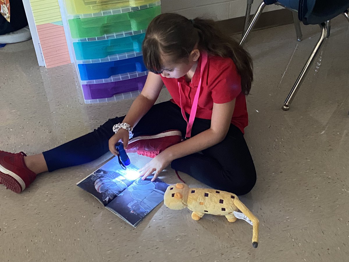 LisaAnnHunt2's tweet photo. Taking time with a good book. Celebrating National Book Day with Flashlight Friday @SeminoleTrails @STEPrincipalJJ @STES_Bush @Kathy_Winne https://t.co/9uI7Rppirr