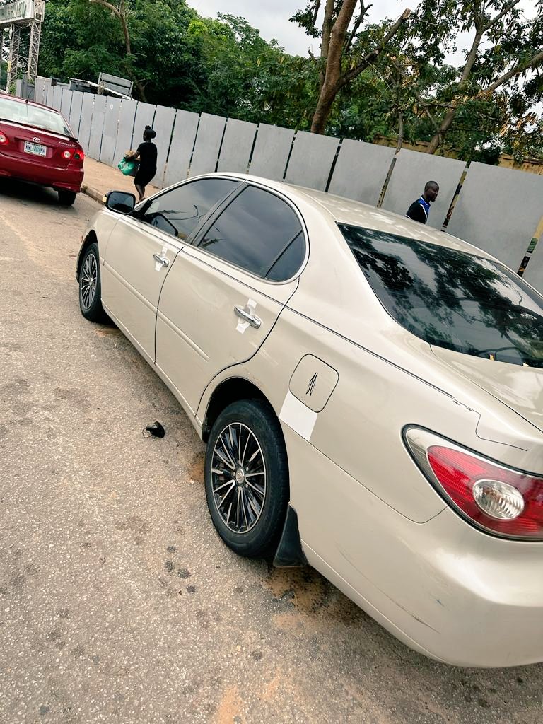 Pristine_Autos1's tweet photo. 🤳 *LEXUS ES300*
◐➖➖➖➖➖➖◑ 
✨Automatic Transmission 
◐ *Year:* 2005 Model
◐ *Status:* Nigerian Used 
◐ *Duty:* Fully Paid
◐ *Price💥: ₦2.7M*
◐ *Condition:* Excellent
◐ *Location:* Abuja 🇳🇬 🌎 https://t.co/DASvFYLawW