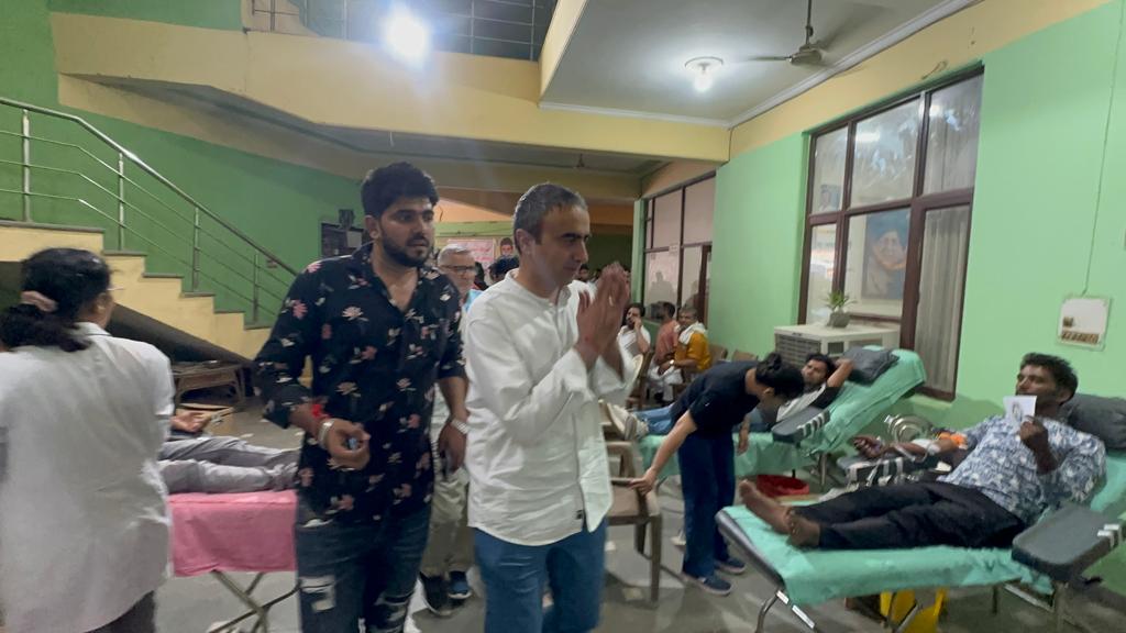 anuragdhanda's tweet photo. अमर शहीद लाला जगत नारायण जी की 42वीं पुण्यतिथि पर पंजाब केसरी समूह द्वारा रोहतक में आयोजित रक्तदान शिविर में शामिल होने का अवसर मिला| सैकड़ों लोगों ने शिविर में हिस्सा लेकर रक्तदान  किया| https://t.co/BzWNKX1VHV