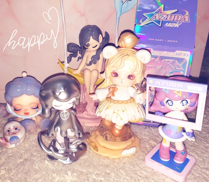 最近お迎えしたデザイナーズトイたちみんなカワイイMIMIAちゃんはラメ入りの立体おめめに全身がパールのような上品な塗りで素晴らしい星モチーフの子が当たって嬉しいですそして本日お迎えのY2K AZURAちゃん×2はめちゃくちゃたまらん欲しい子が連続できて昇天しました最高 