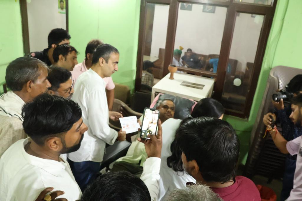 anuragdhanda's tweet photo. अमर शहीद लाला जगत नारायण जी की 42वीं पुण्यतिथि पर पंजाब केसरी समूह द्वारा रोहतक में आयोजित रक्तदान शिविर में शामिल होने का अवसर मिला| सैकड़ों लोगों ने शिविर में हिस्सा लेकर रक्तदान  किया| https://t.co/BzWNKX1VHV