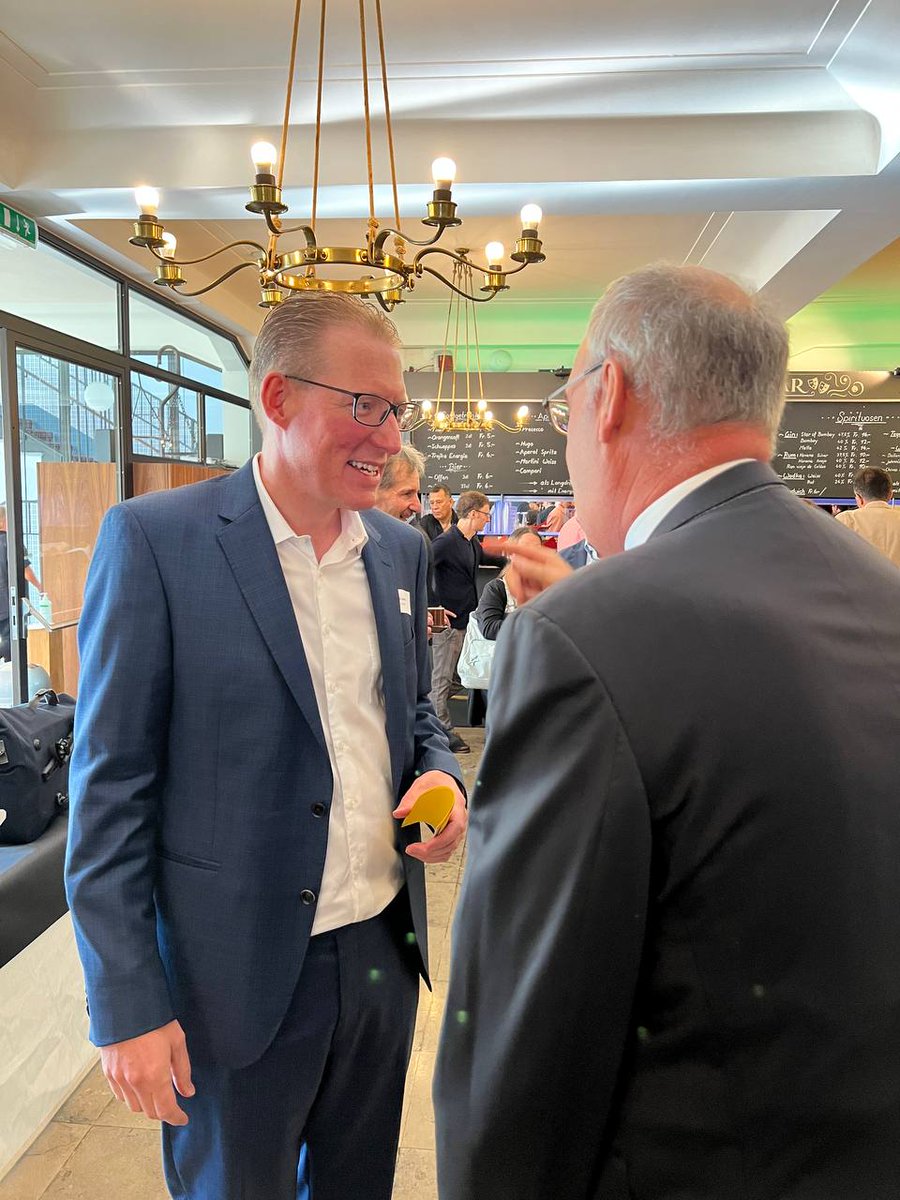 Guy Parmelin (@parmeling) on Twitter photo Il est essentiel que l'État, l'économie et les partenaires sociaux cherchent des solutions afin que nous puissions nous attaquer ensemble à des problèmes tels que la pénurie de main-d'œuvre qualifiée. Merci à <a href="/TravailsuisseCH/">Travail.Suisse</a> pour votre travail. Il compte, il est reconnu. Il est essentiel que l'État, l'économie et les partenaires sociaux cherchent des solutions afin que nous puissions nous attaquer ensemble à des problèmes tels que la pénurie de main-d'œuvre qualifiée. Merci à <a href="/TravailsuisseCH/">Travail.Suisse</a> pour votre travail. Il compte, il est reconnu.