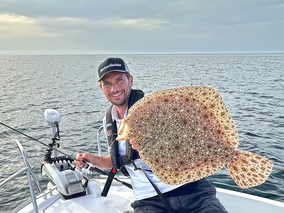 ⚡ On met le turbot avec MotorGuide et VDM - REYA 🤩