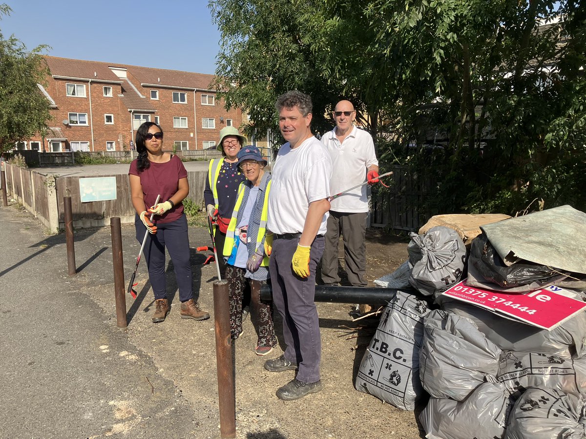This morning we have been out with Orchard Forum volunteers clearing the alleyways around Benson Road. Thank you all for your time and effort today in such hot weather!!