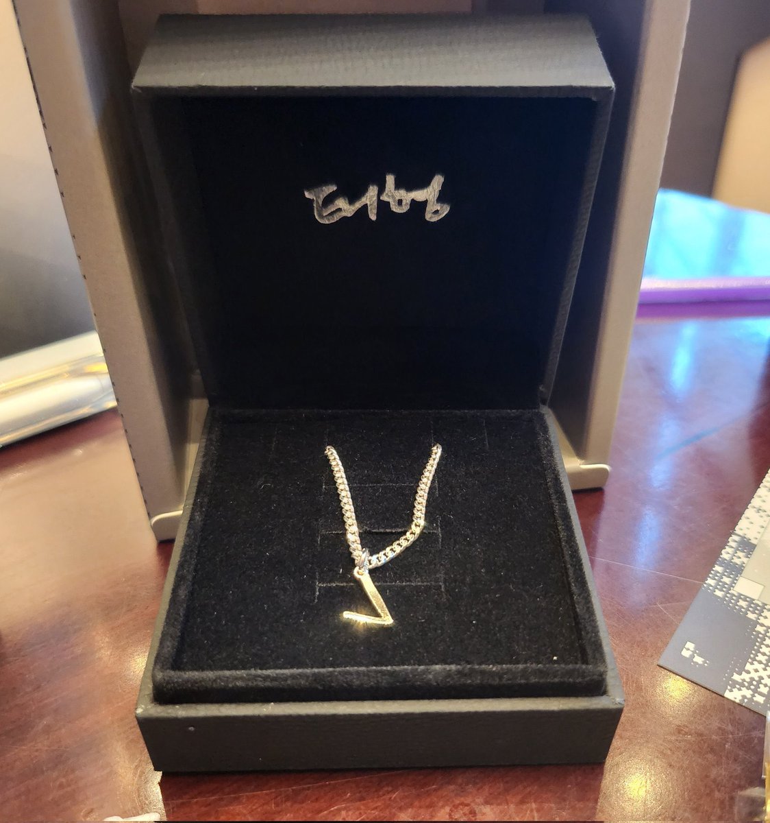 itsbtszone's tweet photo. taehyung’s gifts for armys attending inkigayo… he is also giving a necklace with ‘V’ engraved in it 😭💜 https://t.co/FSCHhQqQqH
