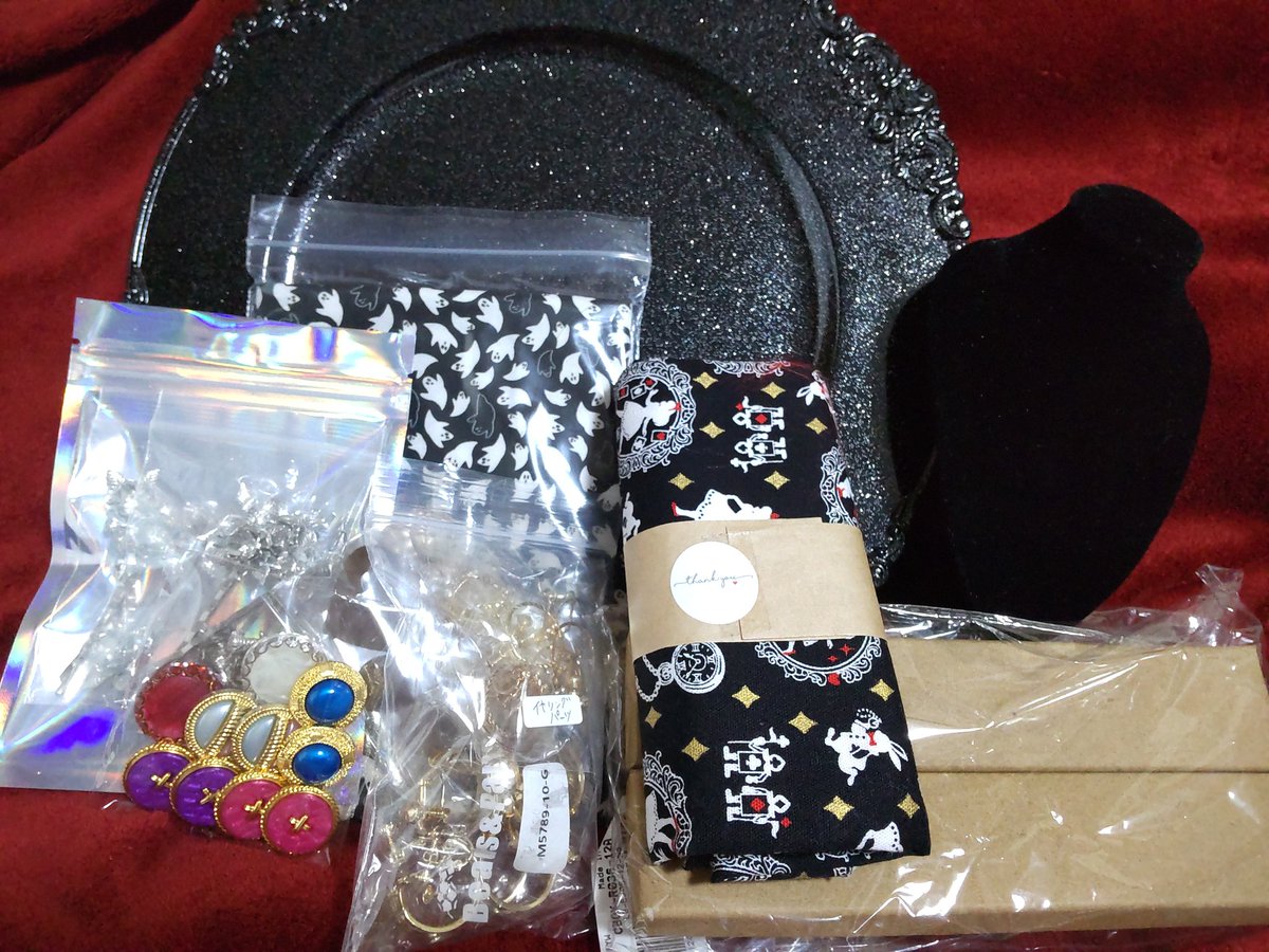 SakuraAn35's tweet photo. papikoさん(@papiko_shop)の戦利品！
一番欲しかった什器に使いたかった装飾用の黒いお皿げっとできてハッピー🥳
金色も買って置けばよかったかな？と優柔不断な私は家に帰って後悔している。

８時まで開催延長決定したらしいので気になる方は今からGO！ https://t.co/fPjTITaFr0
