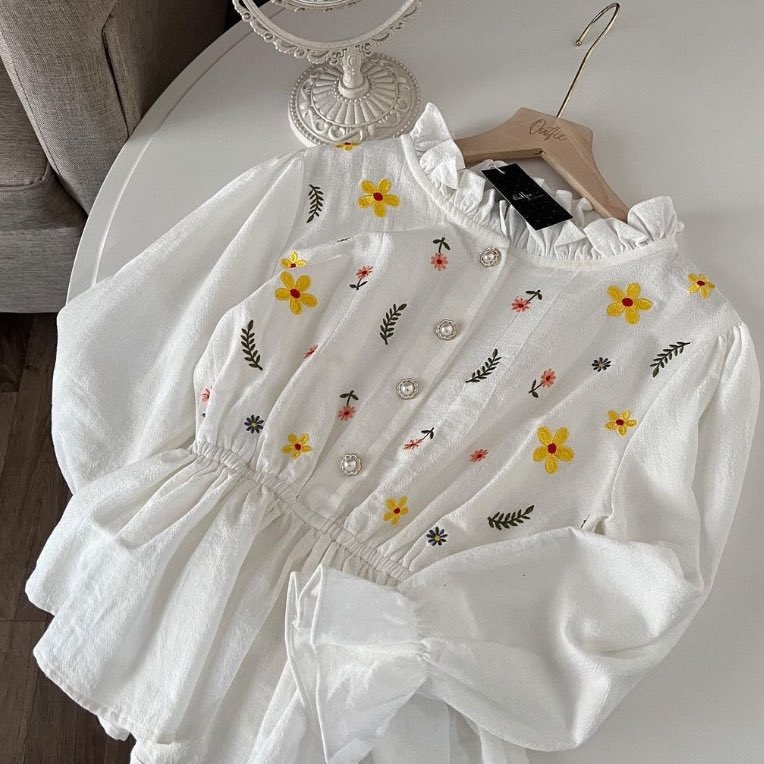 sxxkth's tweet photo. Mix match with korean blouse🍀

a thread••• https://t.co/Y1HQOUQf3y