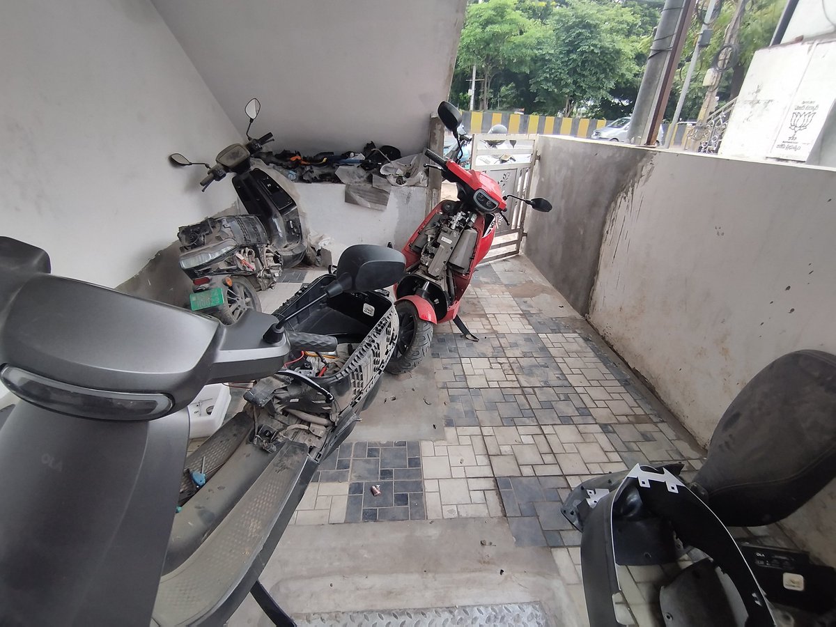 Che_Niranjan's tweet photo. @OlaElectric Buying OLA is also pointless and financial loss. Scooter is at service centre since almost a month.  No resolution yet #WorldEVDay #EndOLA https://t.co/gdaNSZTxV0