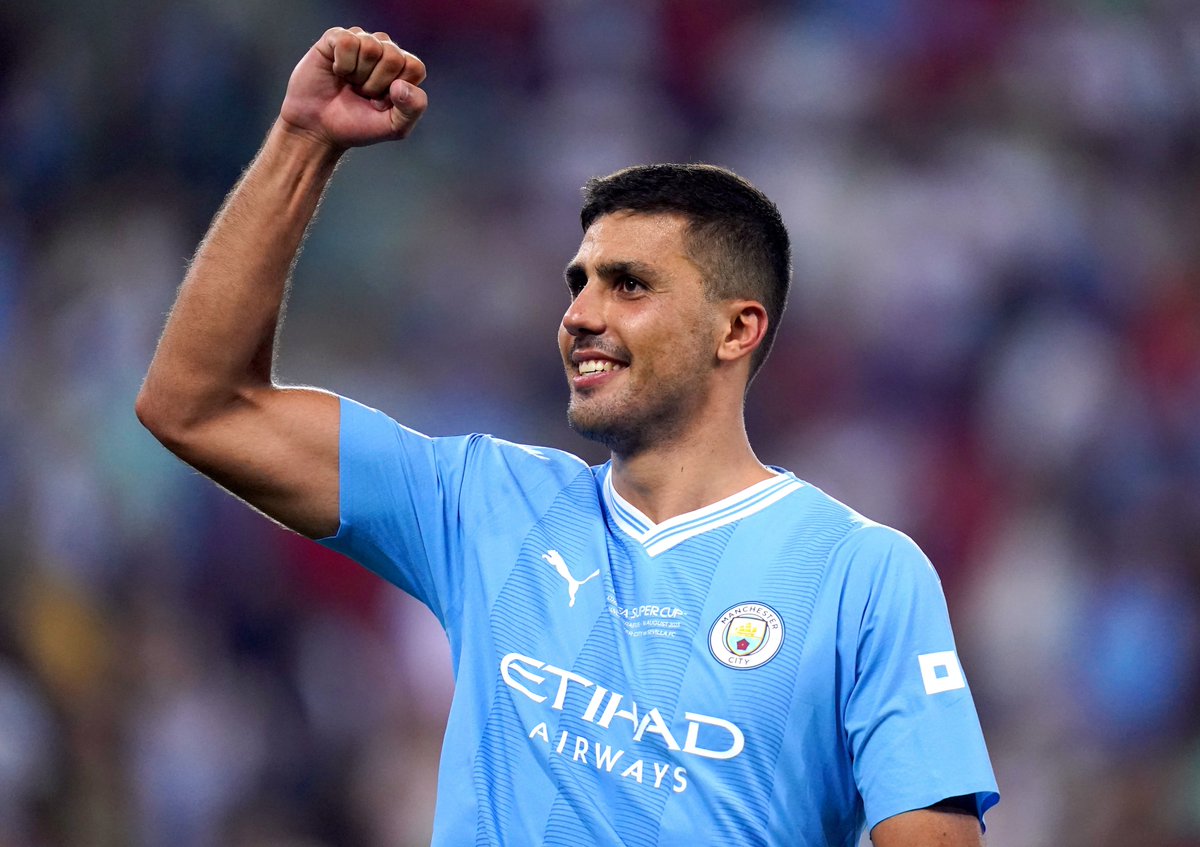 ActuFoot_'s tweet photo. Rodri 🇪🇸 invite la FIFA et l'UEFA à « contrôler » les transferts en Saudi Pro League 🇸🇦 :

« Nous, Européens, n’aimons pas vraiment cela. 𝗜𝗹 𝗳𝗮𝘂𝘁 𝗰𝗼𝗻𝘁𝗿𝗼̂𝗹𝗲𝗿 𝗱’𝘂𝗻𝗲 𝗺𝗮𝗻𝗶𝗲̀𝗿𝗲 𝗼𝘂 𝗱’𝘂𝗻𝗲 𝗮𝘂𝘁𝗿𝗲 𝗰𝗲𝘁𝘁𝗲 𝗳𝘂𝗶𝘁𝗲 𝗱𝗲 𝘁𝗮𝗹𝗲𝗻𝘁𝘀 car au début, il semblait qu’il ne s’agissait que de vétérans au crépuscule de leur carrière, mais il y a maintenant des jeunes qui partent.

Ce sont des décisions respectables, mais ceux qui peuvent agir doivent contrôler cette situation. »

(conf. de presse)