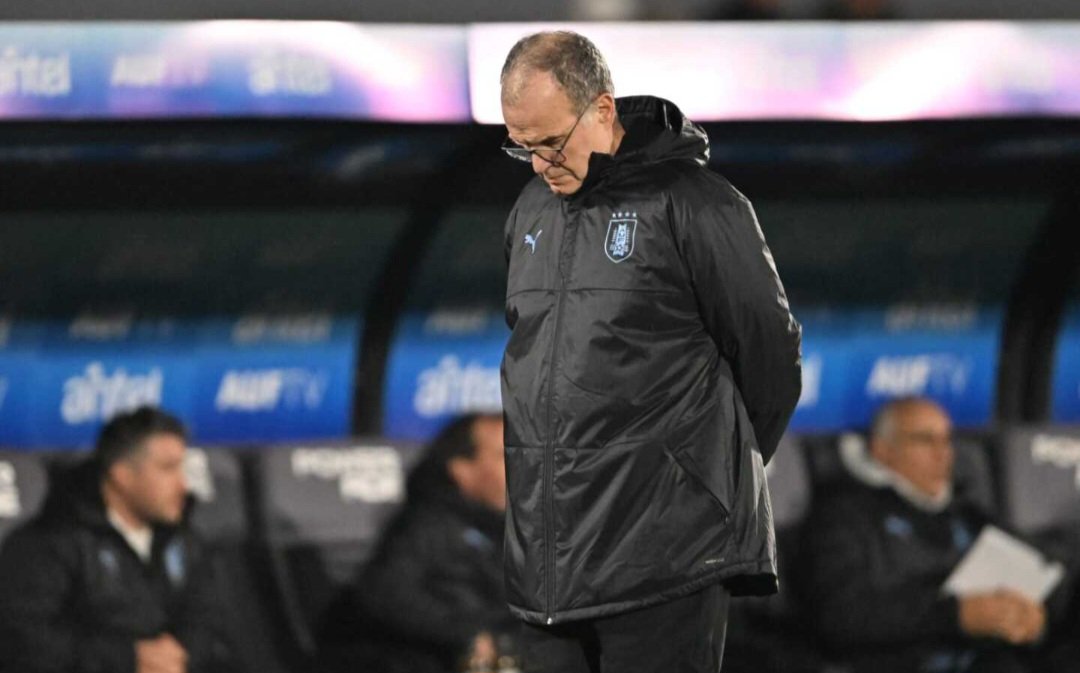 UpdateNotesX's tweet photo. El que da el primer pase, no recibe el segundo pase, lo recibe un tercero. Desmarcar no para el que tiene el balón, sino para el que lo va a recibir. Ese para mí es el fútbol del futuro.

Marcelo Bielsa https://t.co/8pdk2VeGIM