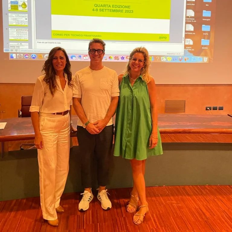 fabiola_pulieri's tweet photo. Si riparte con la #formazione. Grazie ad #AIRO - Associazione Internazionale Ristoranti dell'Olio che in occasione del quarto #Corso per #Tecnico #Frantoiano ha voluto fortemente che si facesse un focus sull'#oleoturismo. Lusingata e felice di dare il mio #contributo 💚
#olioevo https://t.co/26xezbGkVt