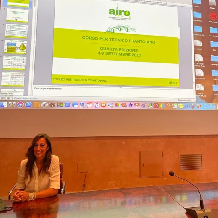 Si riparte con la #formazione. Grazie ad #AIRO - Associazione Internazionale Ristoranti dell'Olio che in occasione del quarto #Corso per #Tecnico #Frantoiano ha voluto fortemente che si facesse un focus sull'#oleoturismo. Lusingata e felice di dare il mio #contributo 💚
#olioevo