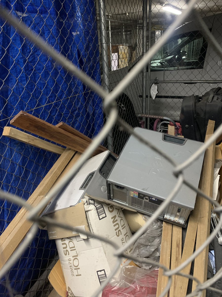 Wish I could do a RuneScape Telekinetic grab and rescue these two lost souls. A nice P4HT and a Pentium D. Sad to see them like this