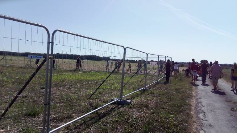 200 personnes encerclent le chantier de la #mégabassines de #Priaires, lourdement gardé par les forces de l'ordre !

Sur place on décrit une ambiance "Mad max" avec des gendarmes debouts sur les tractopelles du chantier pour les protéger.