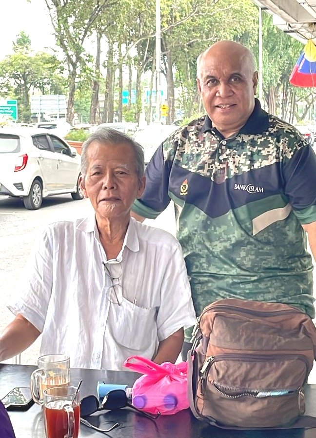 NikYahya2's tweet photo. SDR JAAFAR TAIB...Alhamdulillah. Syukur!Ptg ni aku terjumpa,shbt lama, Penerbit Majalah Gila2 yg popular dulu.Hampir 20thn aku tak berjumpa dgnnya.Mengenalinya sejak 1992. Ramahnya,spt biasa.Dia masih sihat.Buktinya dia masih merokok! https://t.co/tlUhsAxmBD