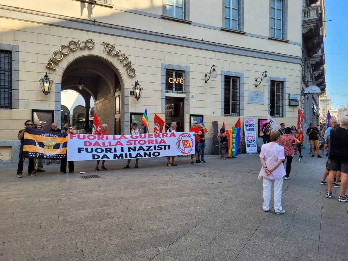Il nostro presidio contro la mostra sul battaglione #Azov patrocinata da <a href="/ComuneMI/">Comune di Milano</a>