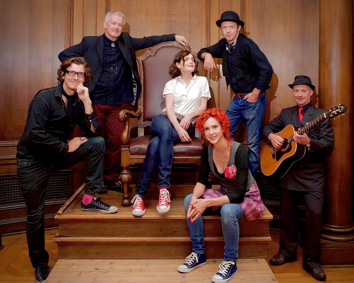 emcgoverns's tweet photo. elizabeth mcgovern via twitter: “sadie and the hotheads at #edfringefest” (august 2013)
📸: @ / elizabethmcgov https://t.co/RoXJ6lbw0Q