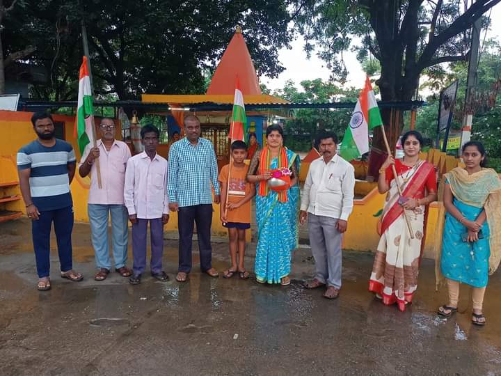 HymaReddy4Bjp's tweet photo. #మేరా_దేశ్... 
#మేరా_మిట్టి... 

#మేడ్చల్ రూరల్ జిల్లా, #తూంకుంట మున్సిపాలిటీ పరిధిలోని #హకింపేట్ బస్ డిపో దగ్గర ఉన్న #అమ్మ_వారి ఆశీస్సులతో ఆలయం నుంచి ప్రారంభం చేయడం జరిగింది...
@kishanreddybjp @bandisanjay_bjp @PrakashJavdekar @sunilbansalbjp https://t.co/E18k5Fuhd9