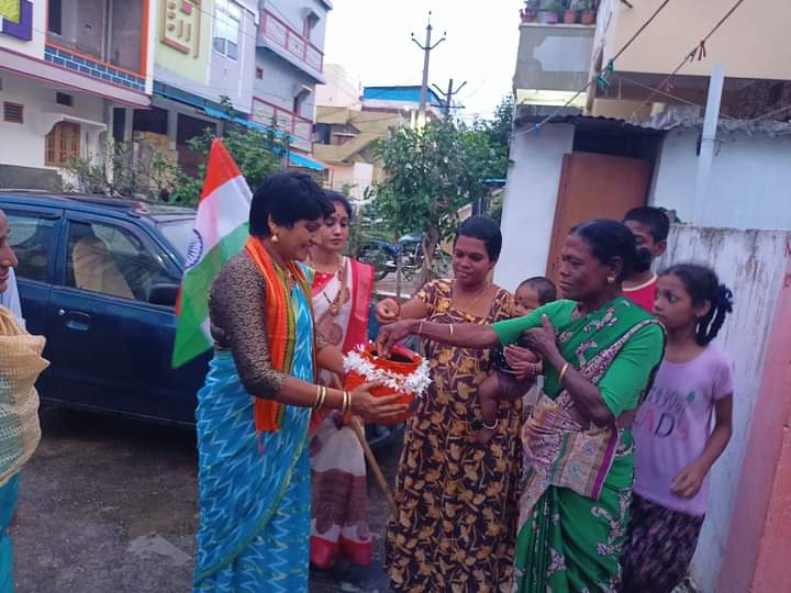 HymaReddy4Bjp's tweet photo. #మేరా_దేశ్... 
#మేరా_మిట్టి... 

#మేడ్చల్ రూరల్ జిల్లా, #తూంకుంట మున్సిపాలిటీ పరిధిలోని #హకింపేట్ బస్ డిపో దగ్గర ఉన్న #అమ్మ_వారి ఆశీస్సులతో ఆలయం నుంచి ప్రారంభం చేయడం జరిగింది...
@kishanreddybjp @bandisanjay_bjp @PrakashJavdekar @sunilbansalbjp https://t.co/E18k5Fuhd9