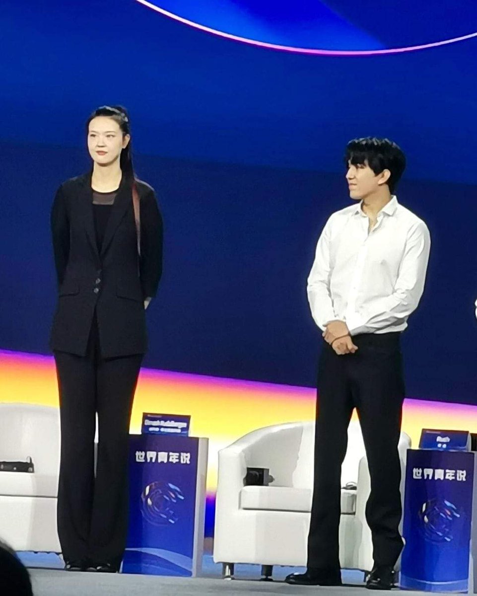 nikitaLila's tweet photo. The funniest picture I've seen in a while 
(Dimash is 1,91m)
#DimashQudaibergen 
#picoftheday https://t.co/fhP4Ey5k63