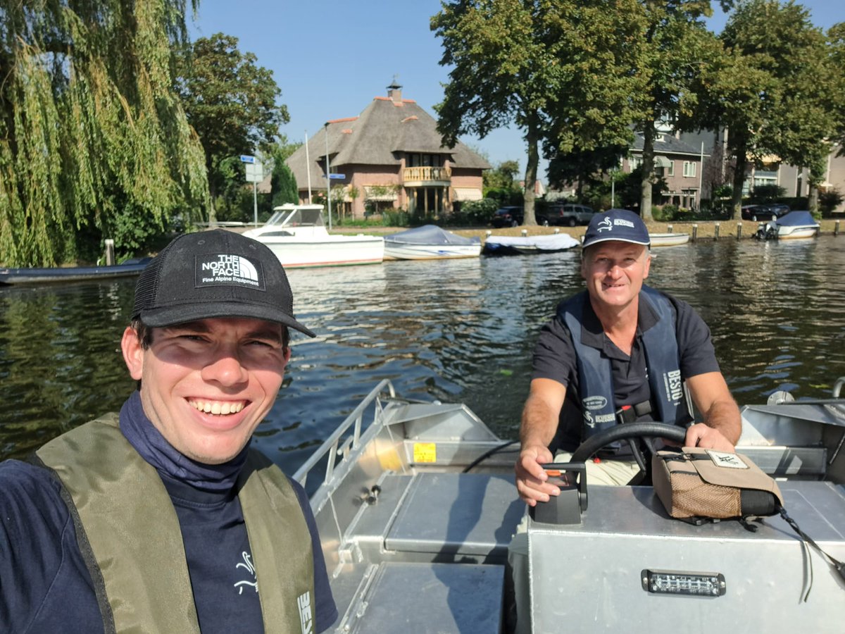 JeroenHaan1's tweet photo. Nautisch toezicht namens @HDSR_waterschap, varend met Jesse op de #Grecht en (via de Oude Rijn) de singels van @gemeentewoerden. Mensen gesproken over vaarsnelheid en aanmeren, om zwemmers & oevers te beschermen. Meeste mensen gedragen zich keurig & genieten van ๐ค,๐ถ ,๐&โ๏ธ https://t.co/RmqPLMnxWs