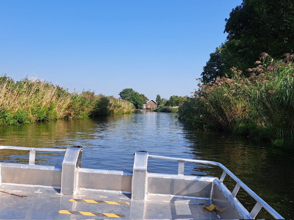 JeroenHaan1's tweet photo. Nautisch toezicht namens @HDSR_waterschap, varend met Jesse op de #Grecht en (via de Oude Rijn) de singels van @gemeentewoerden. Mensen gesproken over vaarsnelheid en aanmeren, om zwemmers & oevers te beschermen. Meeste mensen gedragen zich keurig & genieten van ๐ค,๐ถ ,๐&โ๏ธ https://t.co/RmqPLMnxWs