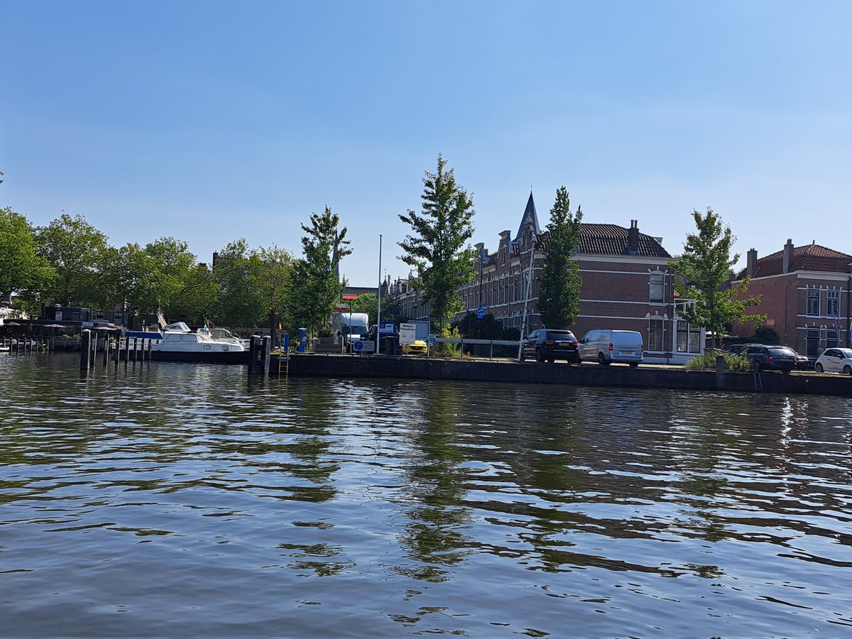 JeroenHaan1's tweet photo. Nautisch toezicht namens @HDSR_waterschap, varend met Jesse op de #Grecht en (via de Oude Rijn) de singels van @gemeentewoerden. Mensen gesproken over vaarsnelheid en aanmeren, om zwemmers & oevers te beschermen. Meeste mensen gedragen zich keurig & genieten van ๐ค,๐ถ ,๐&โ๏ธ https://t.co/RmqPLMnxWs