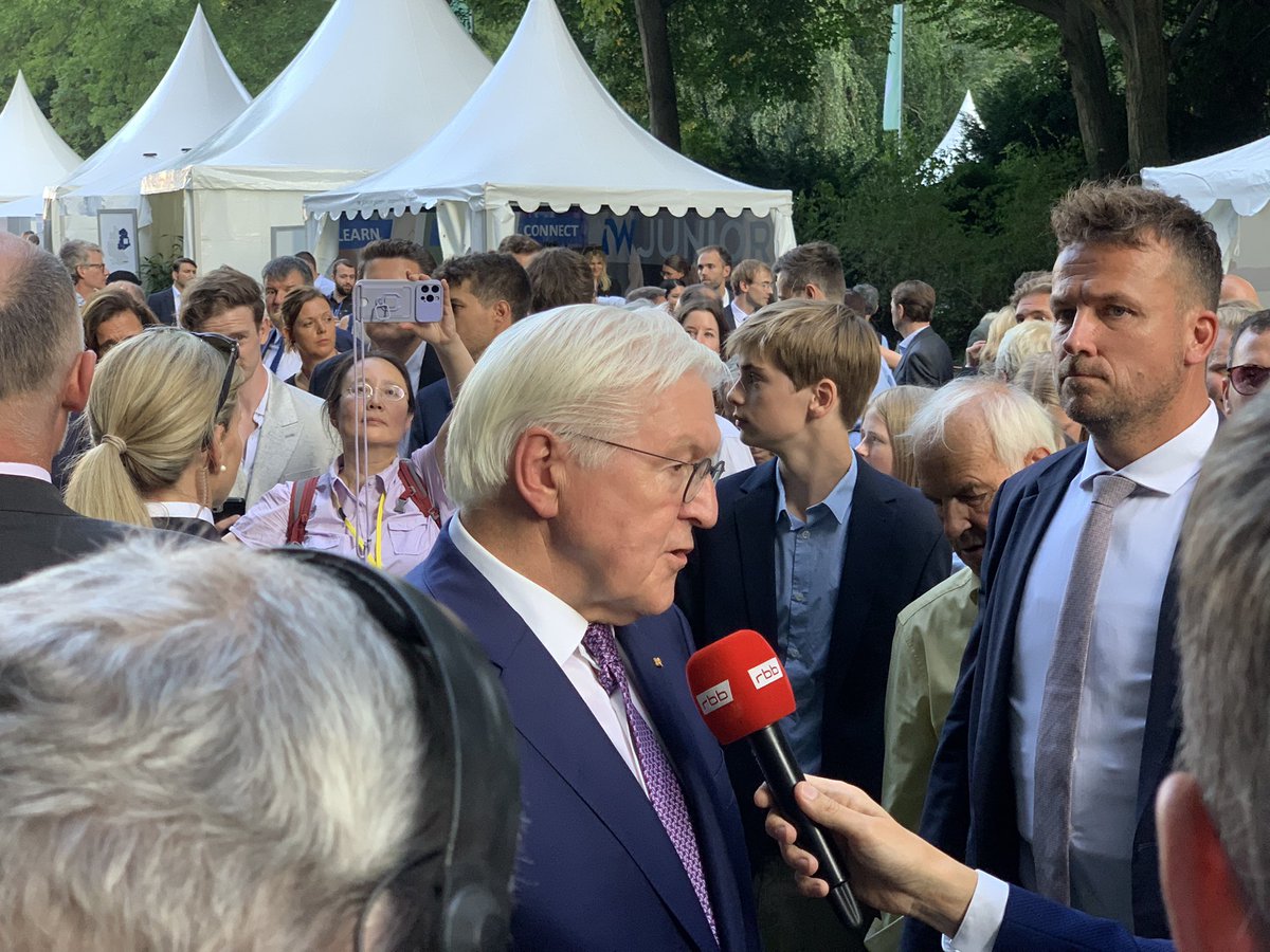 AlexWaschkueche's tweet photo. Zu Gast bei Herrn Bundespräsident Steinmeier im Schloss Bellevue in Berlin. Unter dem #imwirverbunden informiert auch die Bundesarbeitsgemeinschaft der Inklusionsfirmen darüber, wie Inklusion auf dem allgemeinen Arbeitsmarkt gelingt. #alexianerwaschkueche #bagif https://t.co/nnRhiv0CwB