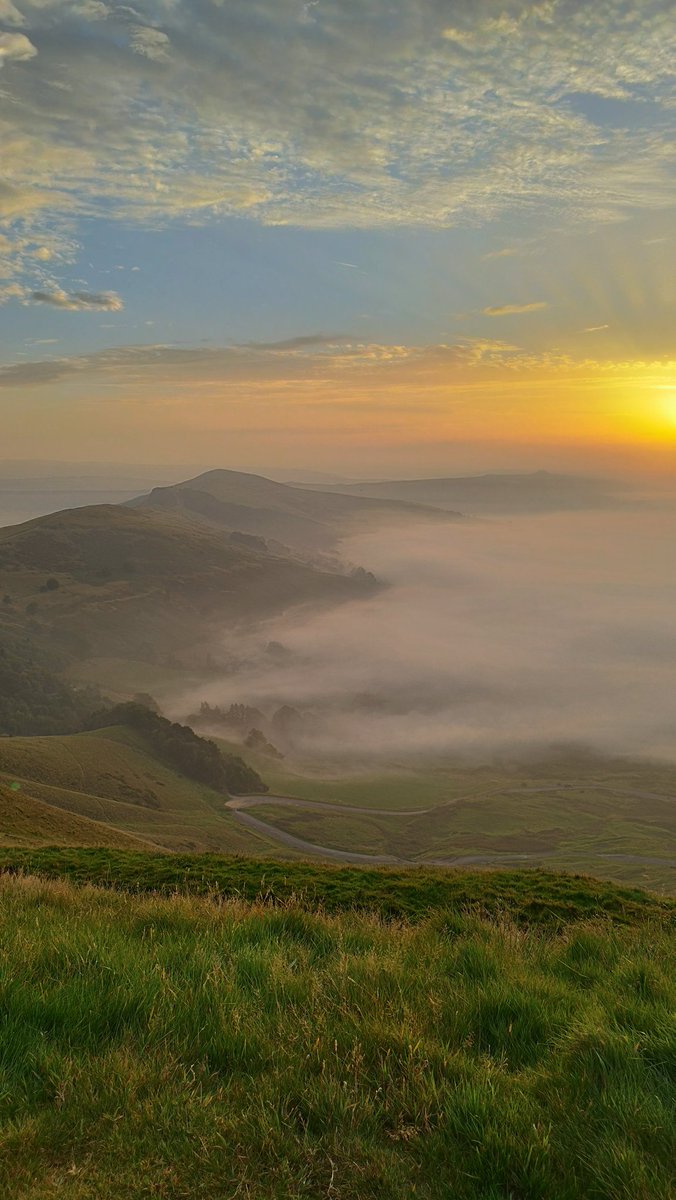 djgray68's tweet photo. Mam Tor for Sunrise https://t.co/w8Ziwv98Ww