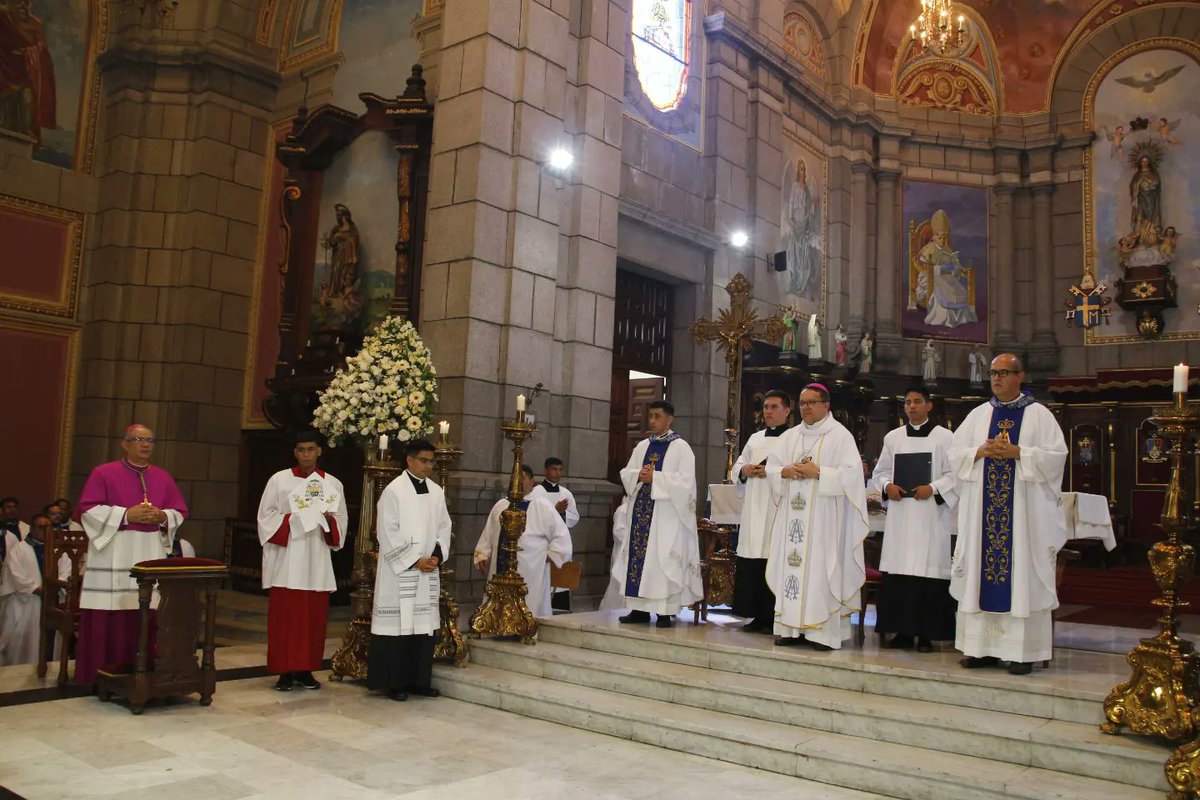 eurolobo's tweet photo. #Sep09 Con el acompañamiento del Arzobispo de Mérida, Monseñor Helizandro Terán, el clero local, religiosos y religiosas, laicos y amigos, Monseñor Luis Enrique Rojas, Obispo Electo de Punto Fijo, celebra la eucaristía de acción de Gracia por su trabajo pastoral en Mérida. https://t.co/5oD3jlWoN0