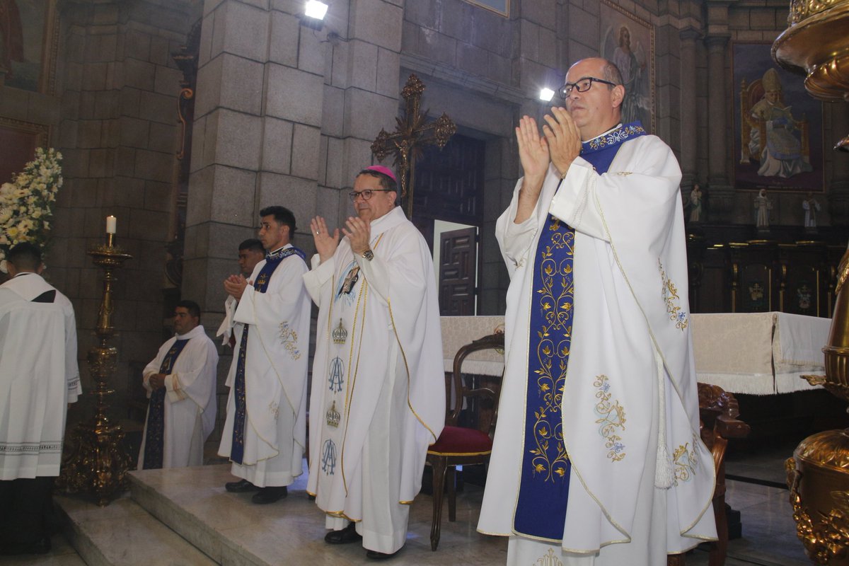 eurolobo's tweet photo. #Sep09 Con el acompañamiento del Arzobispo de Mérida, Monseñor Helizandro Terán, el clero local, religiosos y religiosas, laicos y amigos, Monseñor Luis Enrique Rojas, Obispo Electo de Punto Fijo, celebra la eucaristía de acción de Gracia por su trabajo pastoral en Mérida. https://t.co/5oD3jlWoN0