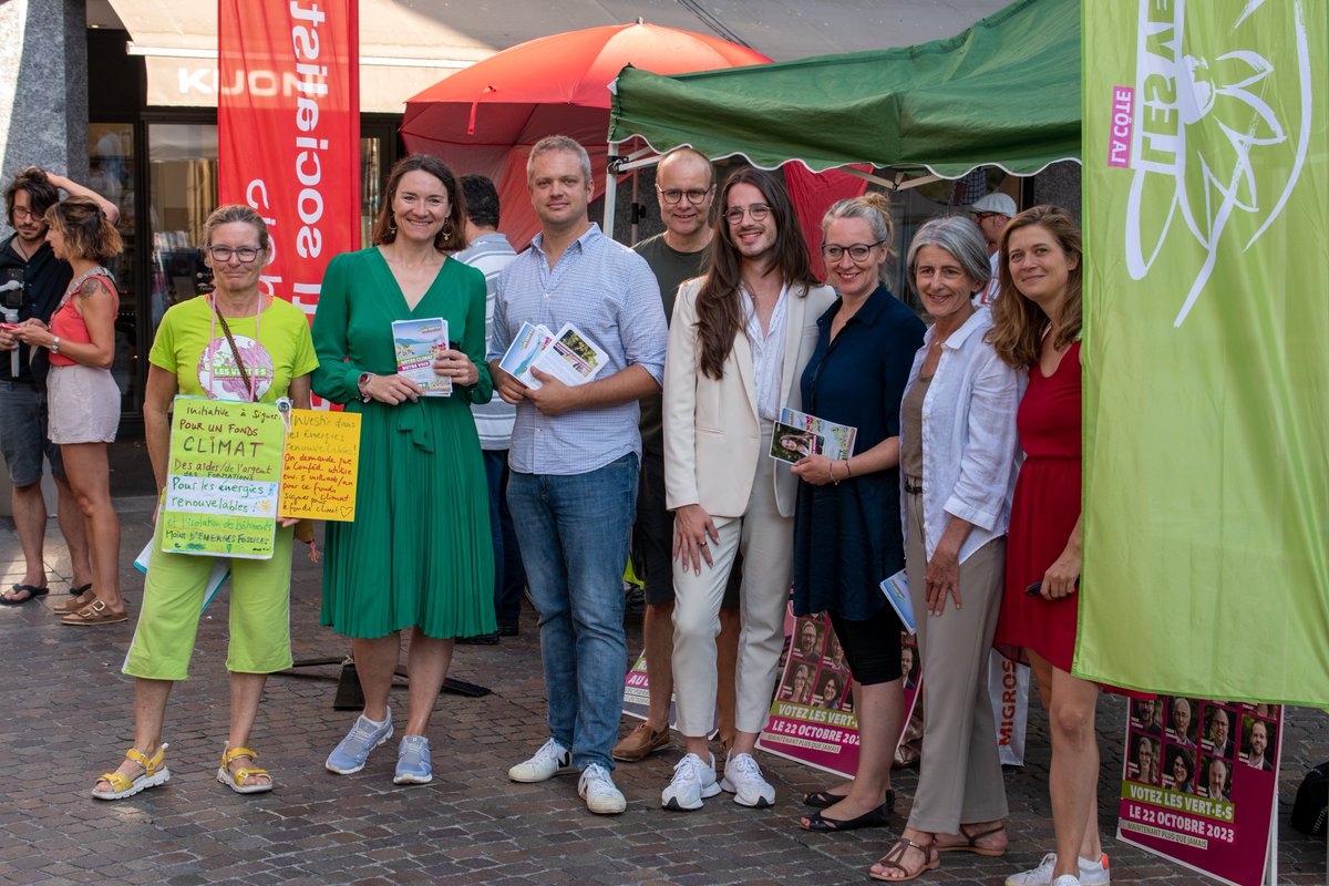Ce matin, nous avons eu le plaisir de recevoir la visite de nos candidat·e·s au Conseil National: Raphael Mahaim (aussi candidat aux États), Sophie Michaud Gigon, et Aline Trede sur notre stand avec Marius Diserens et plein de militant·e·s pour rencontrer les votant·e·s.