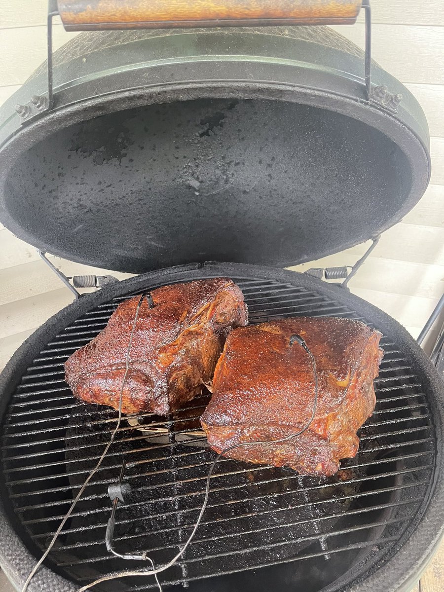 FunkmeisterND's tweet photo. Smoking some #porkbutts for men's night tonight! #bge #bgenation #biggreenegg Go Irish beat the Wolf Pack! https://t.co/ghRhTxYbhK