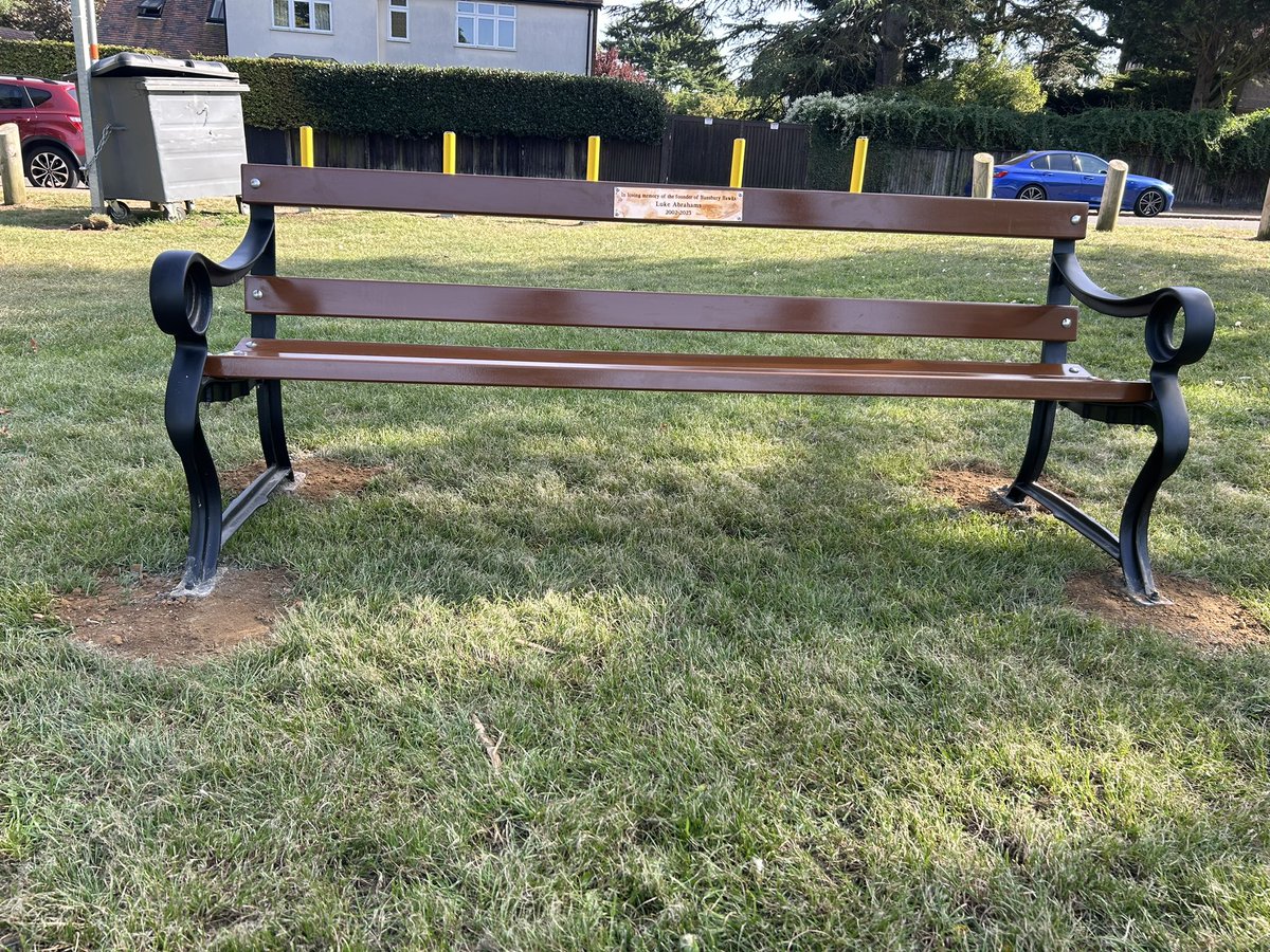 HunsburyHawksFC's tweet photo. We are pleased to share that the memorial bench for Luke is now at Abington Park opposite pitch 2. 

Without your help, we wouldn’t have been able to have the bench for Luke so thank you to everyone who donated ❤️ https://t.co/w68RRrc0Ho