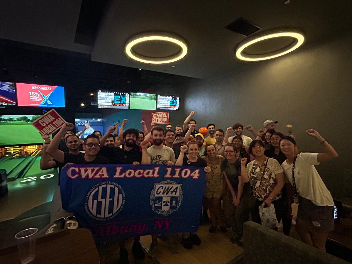 UAlbanyGSEU's tweet image. ✨🎳Albany GSEU knows that solidarity gets built thru common goals &amp;amp; RELATIONSHIPS! We invite UAlbany grad workers to come get to know us. Let's stand together for a #LivingWage in this #ContractYear 😎