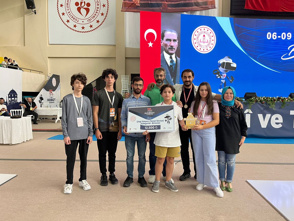 PendikBilsem's tweet photo. 15. ULUSLARARASI MEB ROBOT YARIŞMASI Şampiyonu🥇olan öğrencilerimizi ve danışman öğretmenlerimizi tebrik ediyor, başarılarının devamını diliyoruz. @BilsemMeb @erdalkilinc27 @istanbulilmem @PendikMEM @federe282 https://t.co/SjWJPCzAIt