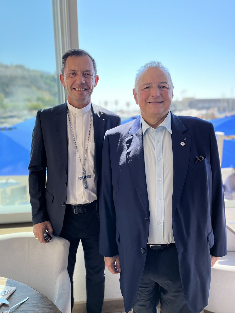 Dans le restaurant de Michel Platini « chez Nino » à Cassis, Mgr Gobillard, évêque de Digne, Riez et Sisteron déjeune près de moi avant de jouer un match caritatif au profit de l’association pour le don d’organes : « Maryse pour la vue »