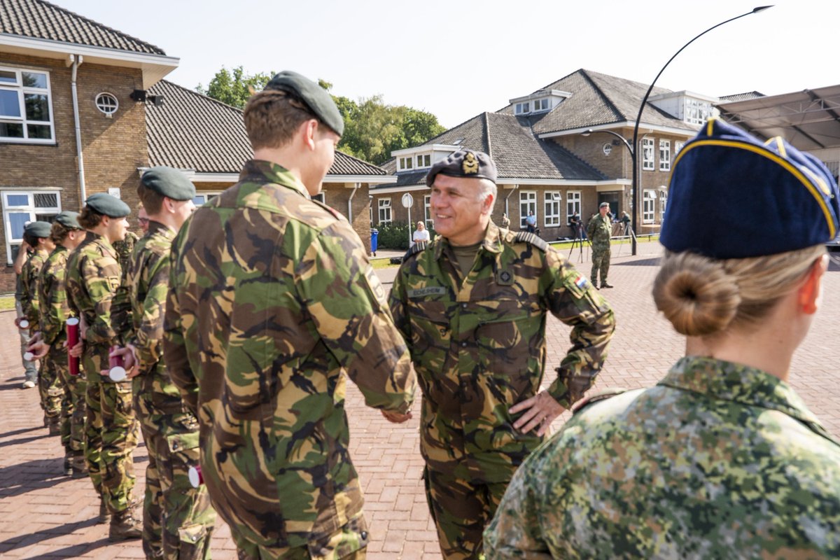 CDS_Defensie's tweet photo. Vandaag is de start van een spannend jaar voor 140 jongeren. Zij beginnen met het Dienjaar. Een bijzondere mijlpaal voor @Defensie.

Veel succes en plezier gewenst. Jullie gaan vele uitdagingen tegemoet, maar samen word je sterker. Zo leer je @Defensie echt kennen. https://t.co/WwnLPJHGbz