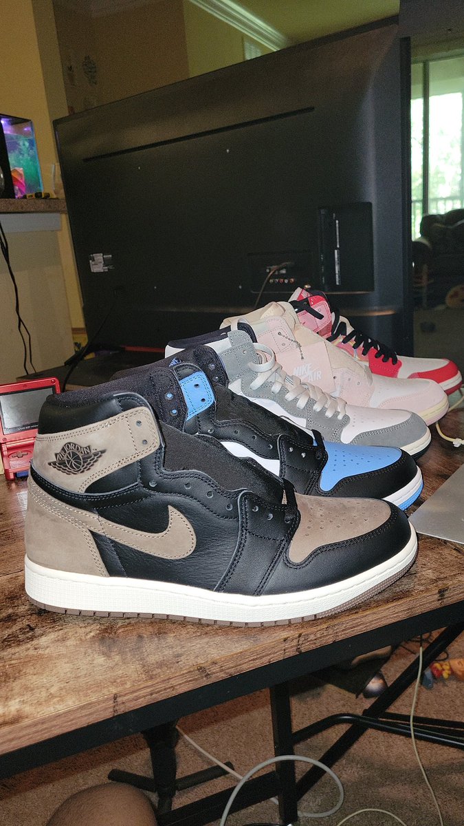 It's been a good year for Air jordan 1s if you ask me. With a few more to come. Resale is down, which is great for the toe. What do you think? These are some of my cops this year.  #SNKRSDAY