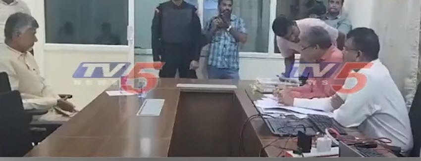 nvkrishna26's tweet photo. Painful to watch!

.
అతి తక్కువ ఖర్చుతో .. లక్షల మందికి నైపుణ్యశిక్షణ ఇప్పించిన వ్యక్తి ని ఇలా చూడటం!

. 
ఇంతవరకు .. ఎంతమంది పోలీసు అధికారులపై ప్రైవేట్ కేసులు వేశారు?

.
రేపటినుండి కొత్త చంద్రబాబు నాయుడిని .. కాదు .. ఒకప్పటి చంద్రబాబు నాయుడి ని చూస్తామని ఆశిస్తూ1
#Chandrababu https://t.co/IzSdc8TyU9