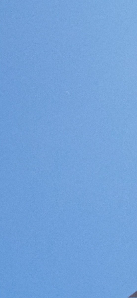 theprincs2's tweet photo. Por qué se ve la luna estando de día? 🤔 No hay noche en otro lugar? 😱 https://t.co/61xHLMwOyh