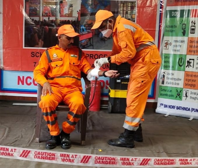 07NDRF's tweet photo. #Team7BnNDRF conducted #SSP at SBS State University, Ferozepur (PB).
Topics Covered
Flood Safety &amp; Rescue Techniques
CPR
Bandage
Bleeding Control
Splinting 
Dos &amp; Don'ts during Earthquake
Precautions during Heat Waves
@ndrfhq 
@atulkarwal
@ndmaindia 
@Cmopb
@ANI 
@pib_india https://t.co/tjTYWVaULL