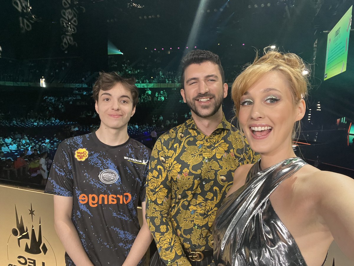 SPECIAL GUEST FOR DESK 👀

MAD VS FNC live in 5 #LEC 

EUM CHAMP <a href="/CalisteLoL/">KC Caliste</a> <a href="/YamatoMebdi/">YamatoCannon 🇵🇸</a>