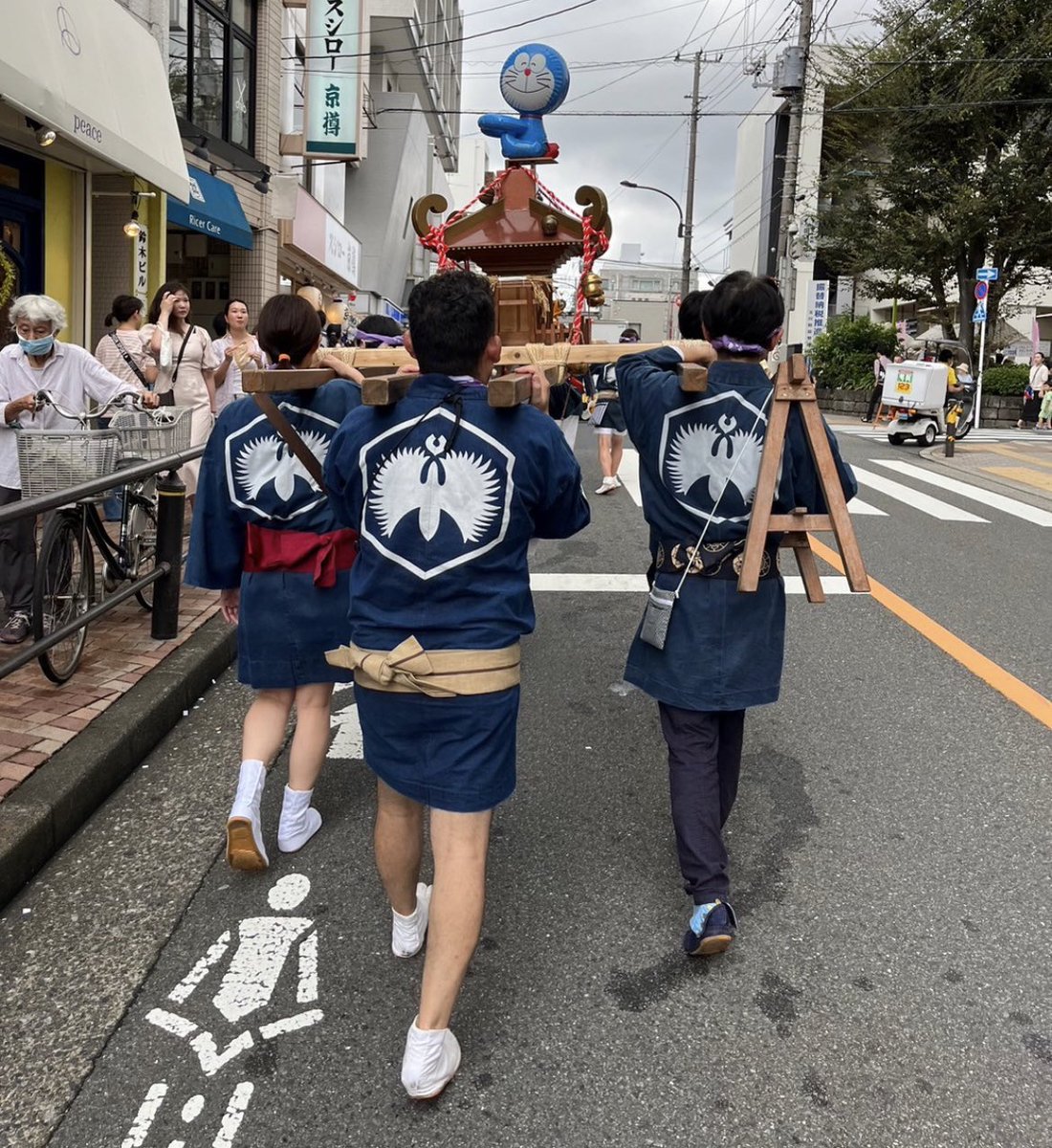 bar_nasa's tweet photo. 9月10日(日)は昼下がり営業で、生演奏、夜はまったり営業です。
9月9日(土)に引き続き奥澤神社のお祭りがあります。
店でも担ぎ手が行き来すると思いますが宜しくお願い致します🙇‍♀️

土曜日の写真余裕なくて全然撮っていなくて、謎の子供神輿をナーサ組で戻している後ろ姿です
ドラえもん風の謎キャラw https://t.co/mZE6DGWJ7H