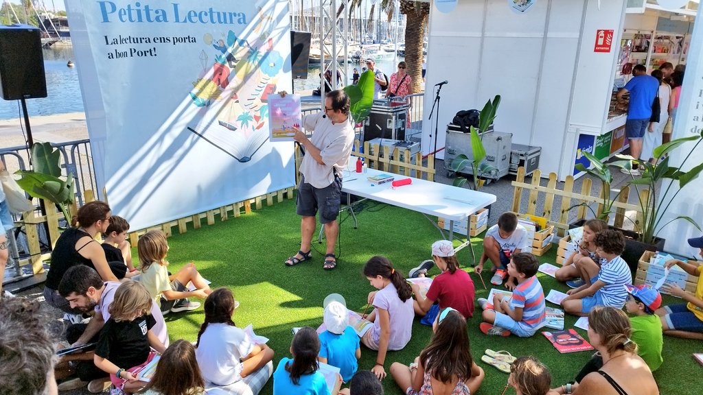 AnimallibresEd's tweet image. L&apos;@OriolCanosa està fent un taller de guió pels més menuts, basat en la seva sèrie de llibres dels #Robotots (il·lustrats per Jordi Sunyer), de Grècia-ficció 🥳📚💥❤️ #jollegeixoLIJ