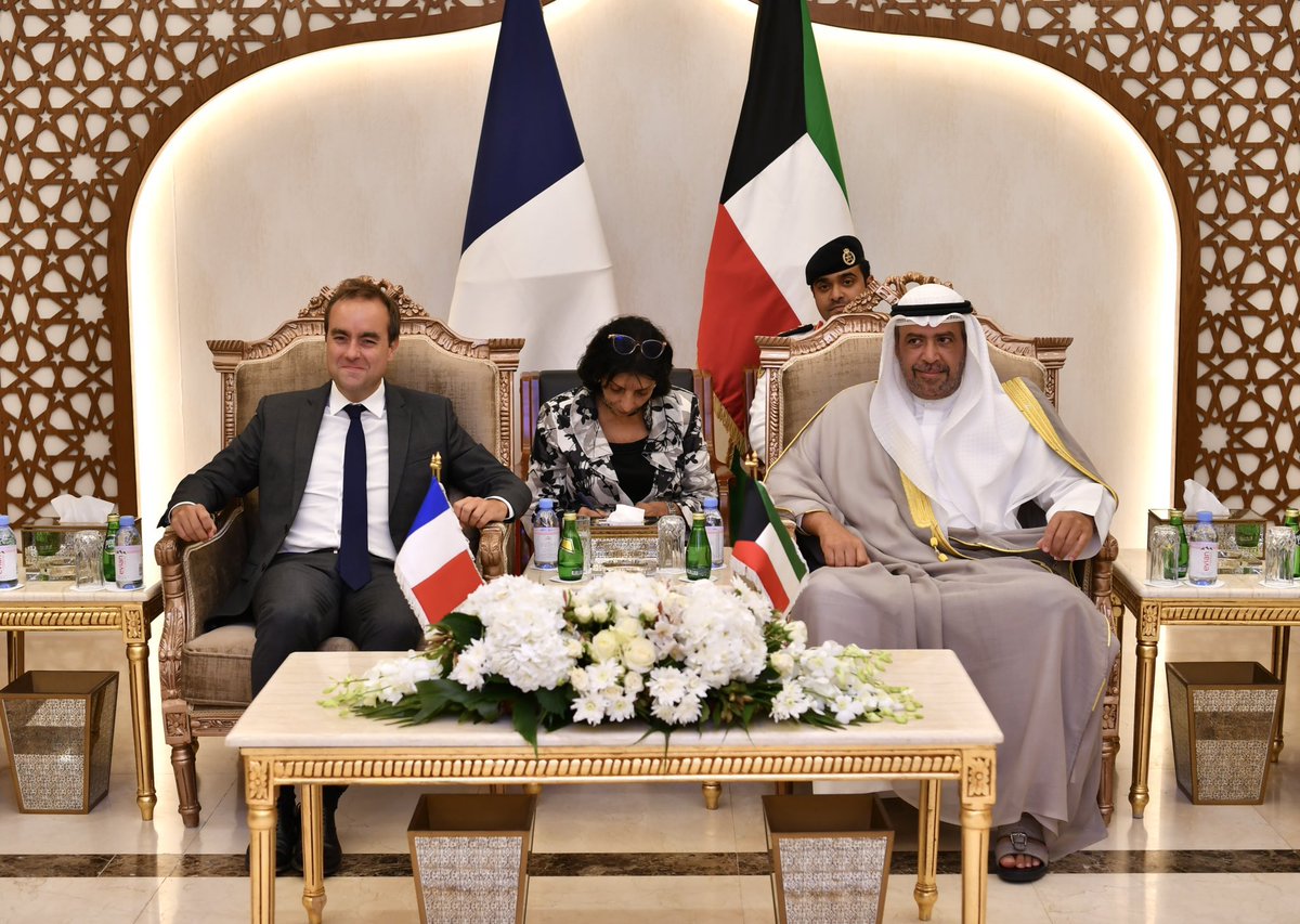 معالي نائب رئيس مجلس الوزراء ووزير الدفاع يبحث مع نظيره الفرنسي سبل تعزيز أواصر التعاون والعمل الثنائي المشترك بين البلدين الصديقين.