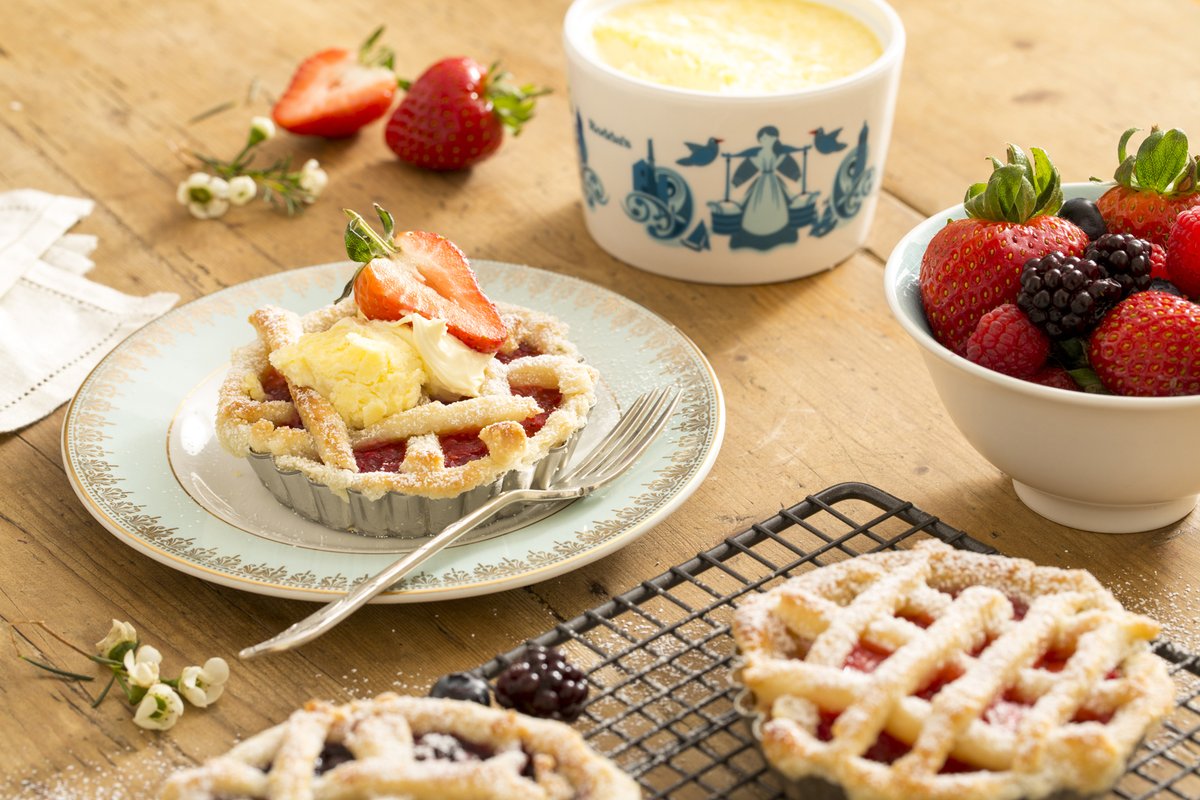 Roddas_Cream's tweet image. Hold onto the last of the #Summer with these delicious fruit lattice tarts, filled with raspberries and strawberries and served with a #spoonfulofwonderful Rodda's Cornish clotted cream.

Find the #recipe on our website.