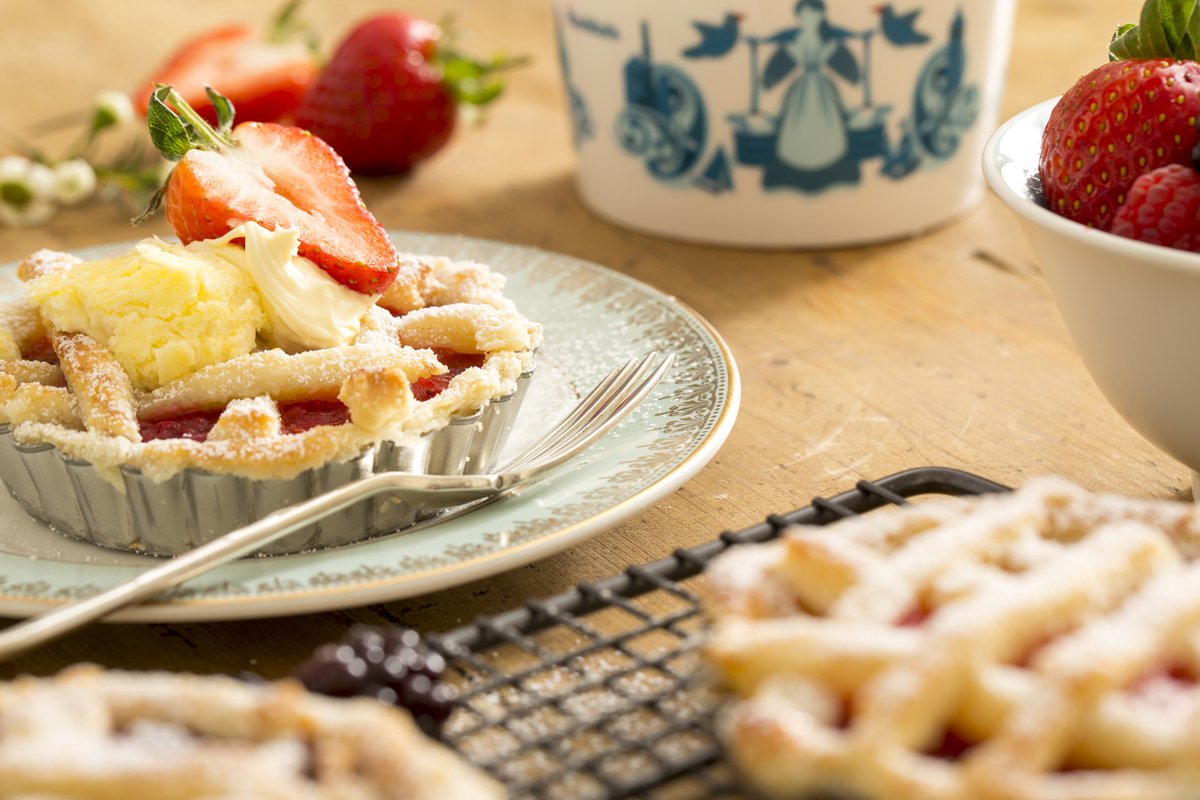 Roddas_Cream's tweet image. Hold onto the last of the #Summer with these delicious fruit lattice tarts, filled with raspberries and strawberries and served with a #spoonfulofwonderful Rodda's Cornish clotted cream.

Find the #recipe on our website.